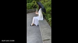 真实的亚洲情侣在宿舍房间里被摄像机捕捉到亲密时刻